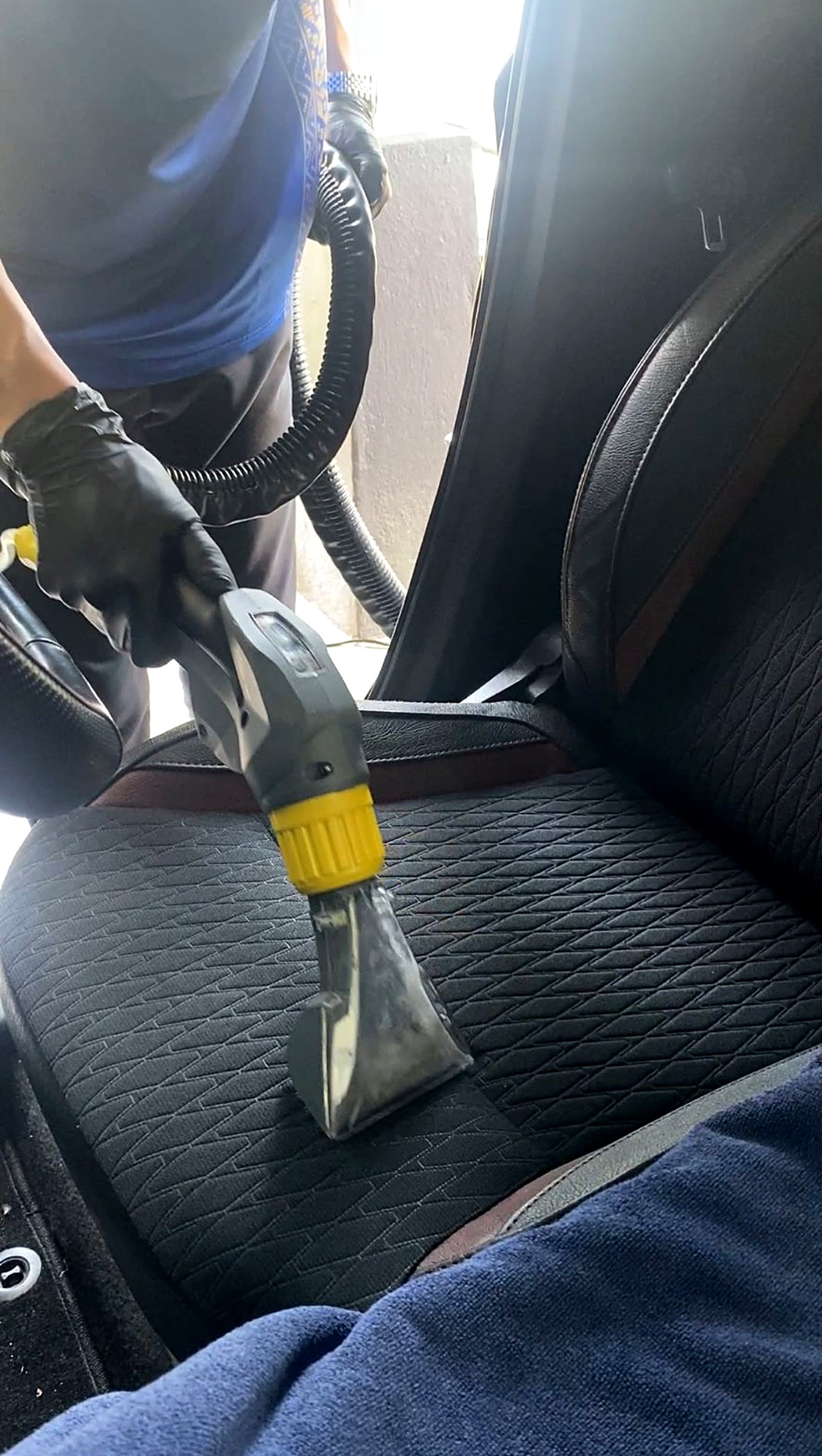 AMD CLEAN car-seat cleaning in action